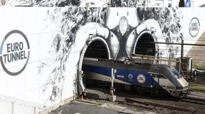 19 hurt as bus hits train in France