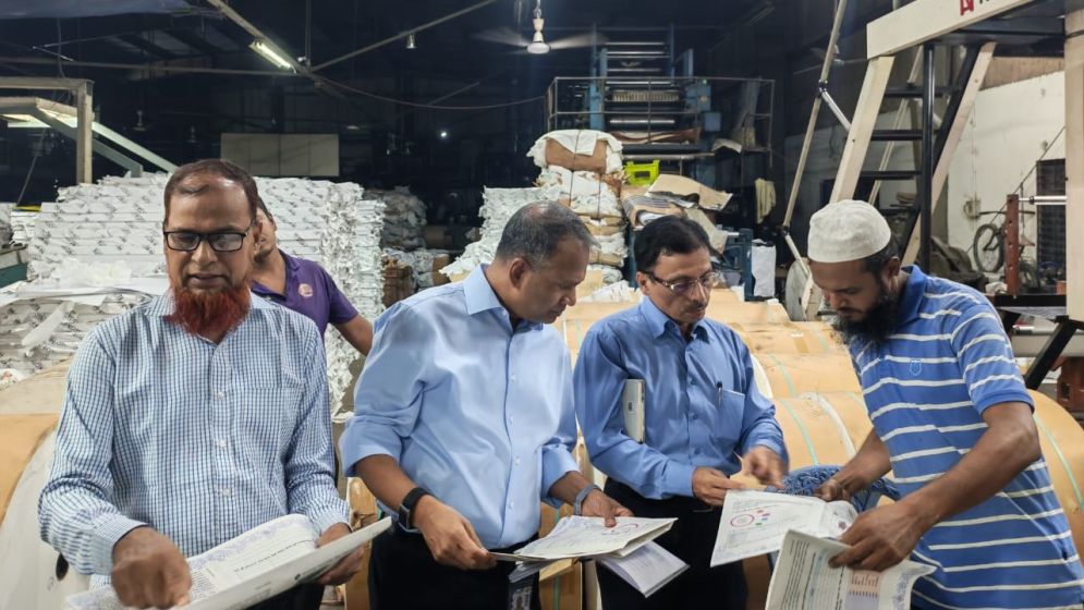 PM’s aide inspects textbook printing quality during night-time visit