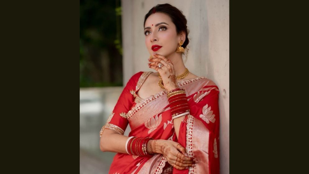 Mim dazzles in red Benaroshi saree on Durga Puja