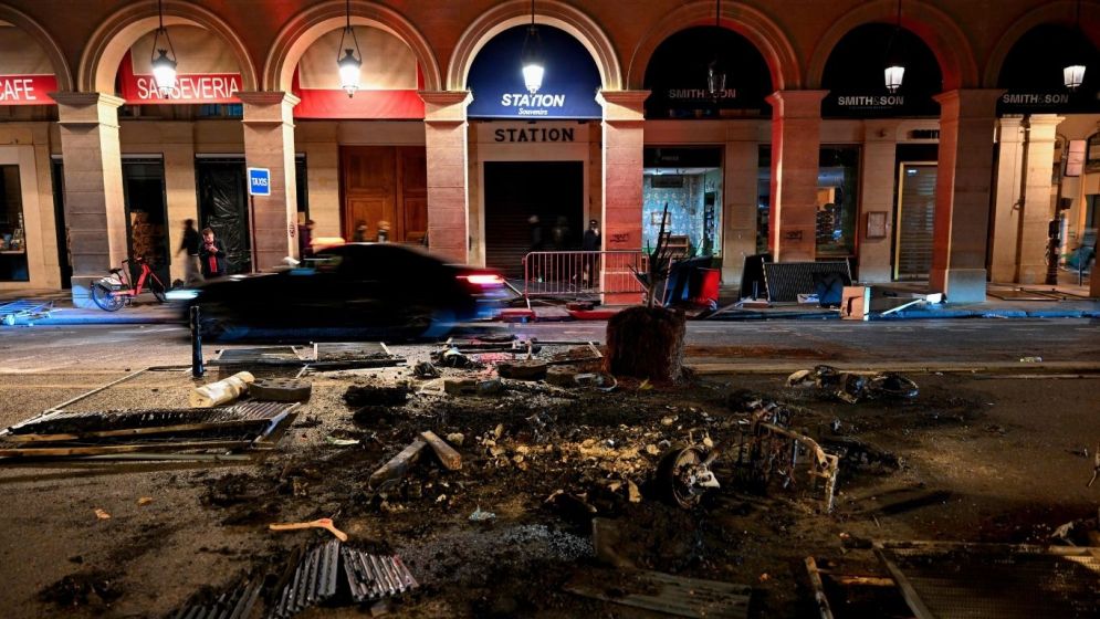 'Never seen anything like it': mass looting grips Paris