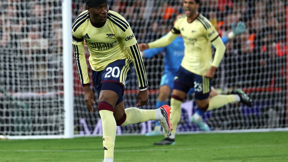 Arsenal snatch late win to keep pressure on Man City as Man Utd held