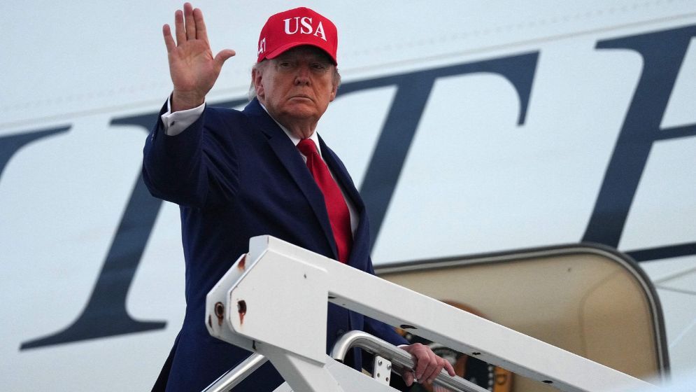 Trump rallies on Republican turf as midterm fears mount