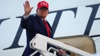 Trump rallies on Republican turf as midterm fears mount