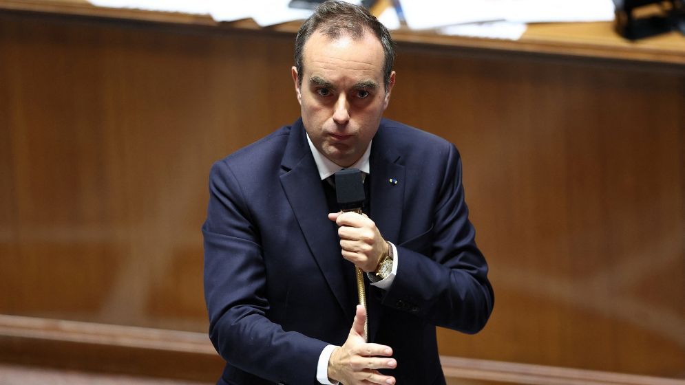 French PM to meet unions as fresh protests loom