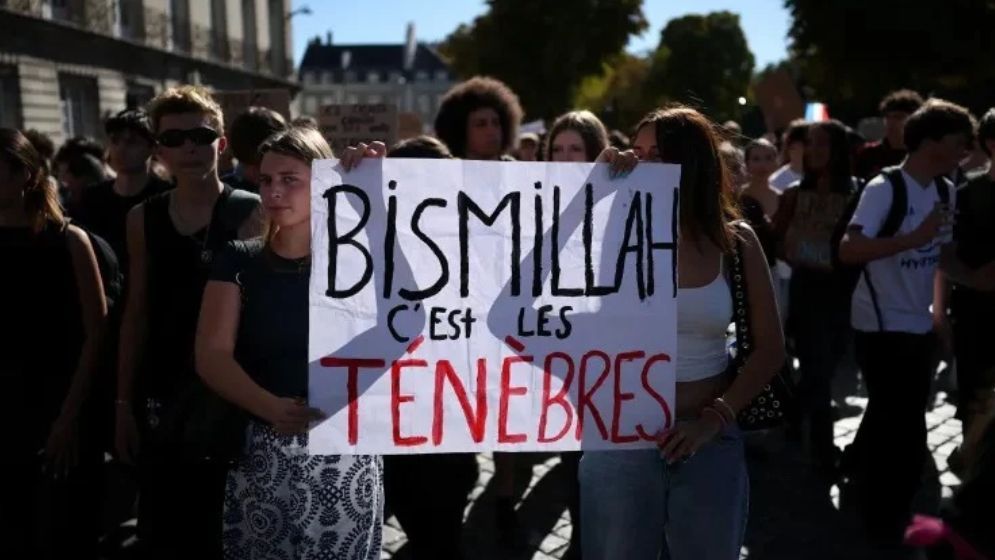 Why are French protesters chanting ‘Bismillah, c’est les ténèbres’?