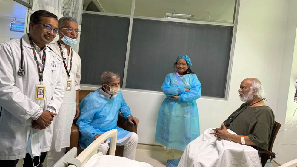 President visits ailing Moin Khan at hospital