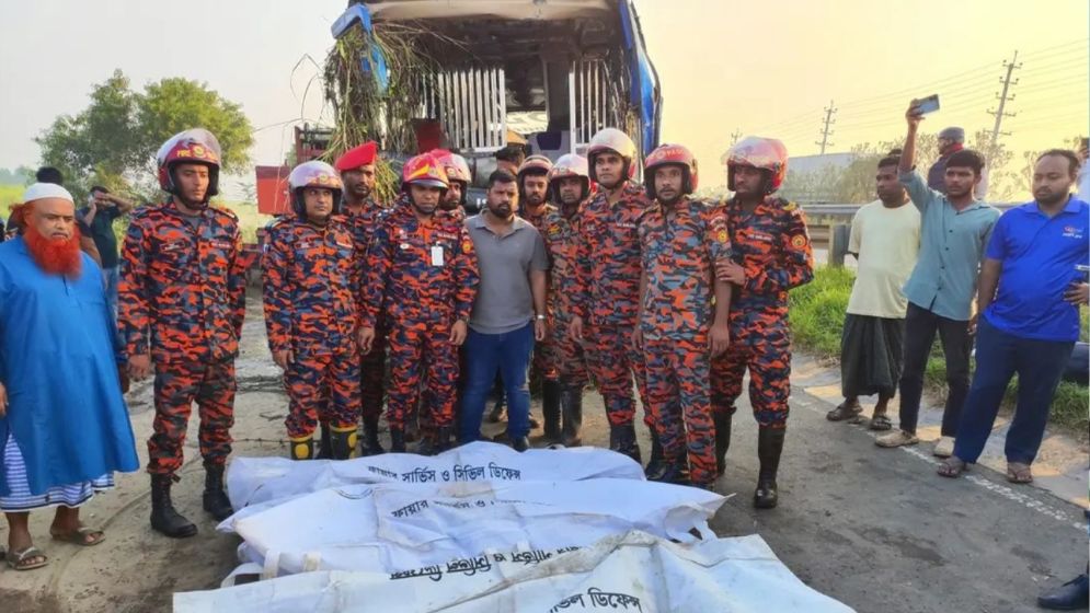 Thee killed, 16 injured as bus plunges into ditch on Dhaka-Mawa Expressway