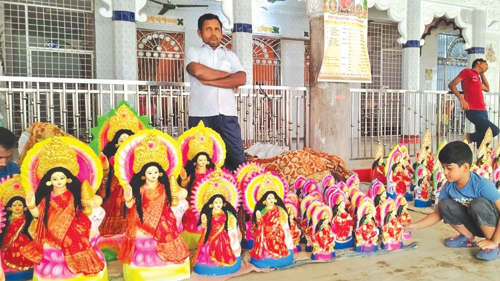 Potters busy as Lakshmi Puja idol sales pick up in Gopalganj