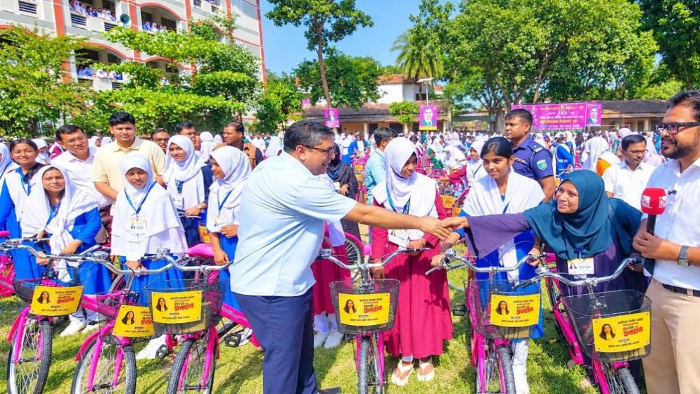 State Minister Shahe Alam donates bicycles to 548 schoolgirls on Zaima’s birthday
