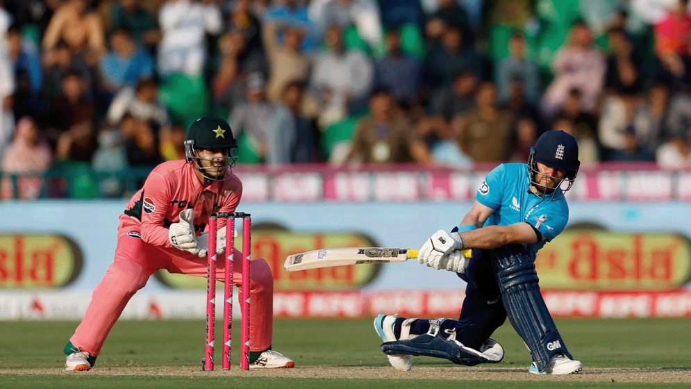 Pakistan keep England to 241 despite Duckett ton