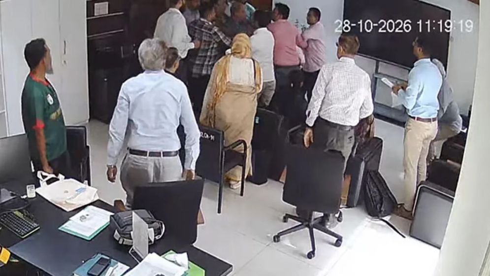 IEDCR chief beaten up at his office allegedly by DAB members