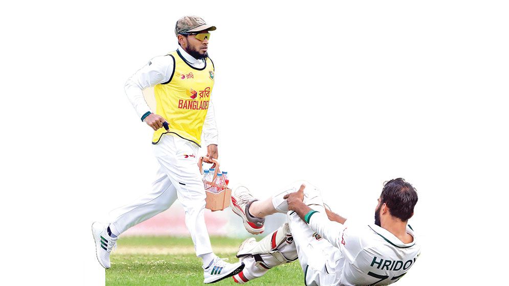 Crushed finger sidelines Mushfiq, Hridoy off the field with a leg injury
