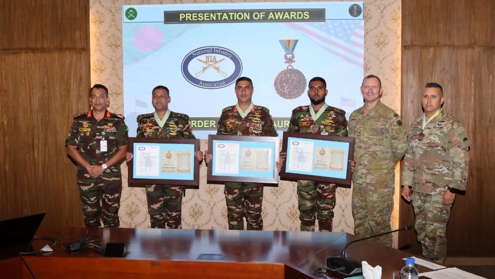 Three Bangladesh Army officers receive US infantry award