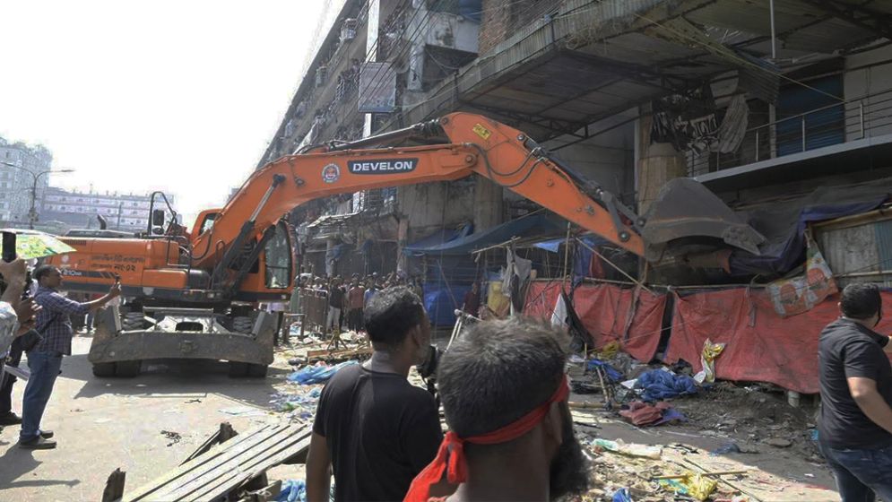 ‘Massive extortion economy grows around Dhaka’s footpaths’