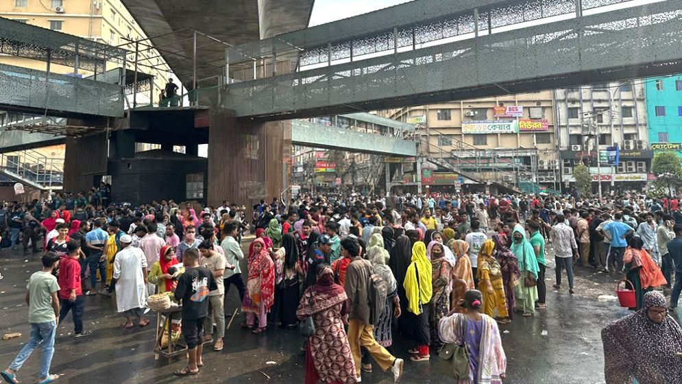 Garment workers block roads in Mirpur demanding Tk30,000 minimum wage