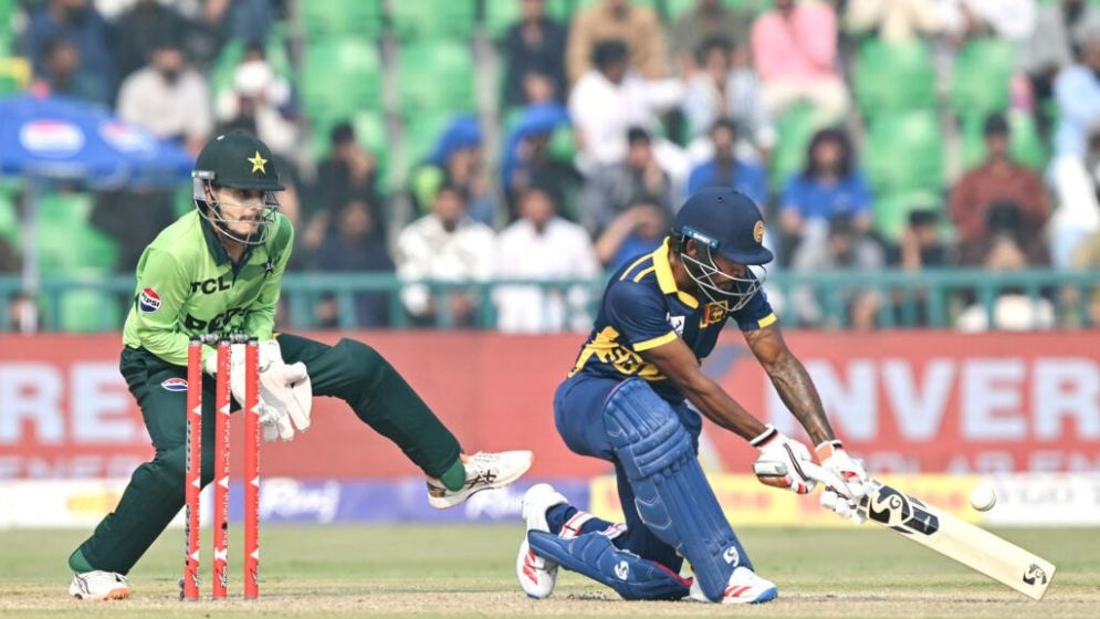 Kamindu hits maiden ODI ton as Sri Lanka set Pakistan 326 in final
