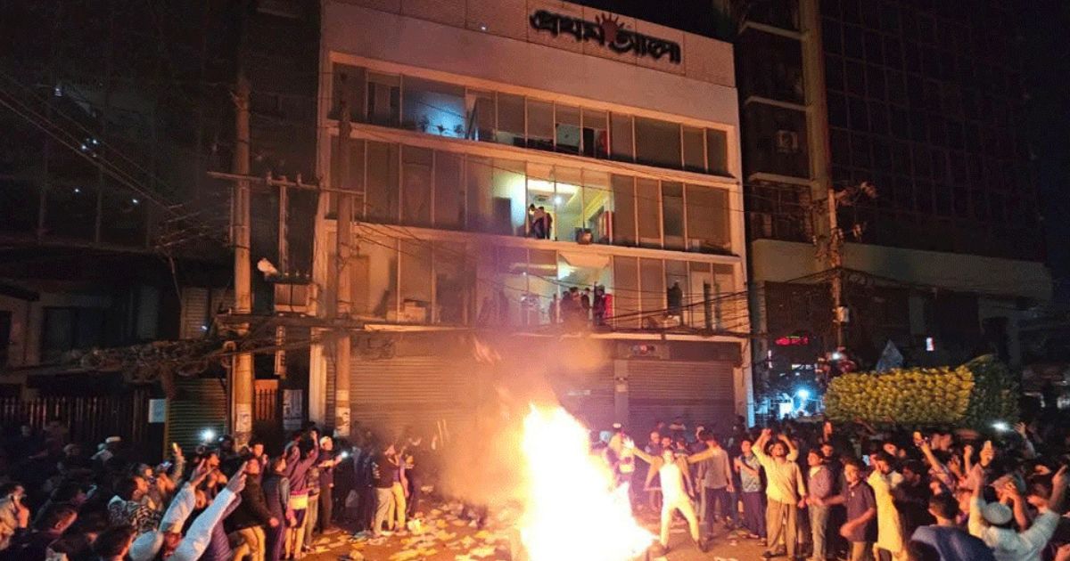 Protesters attack Prothom Alo, Daily Star offices