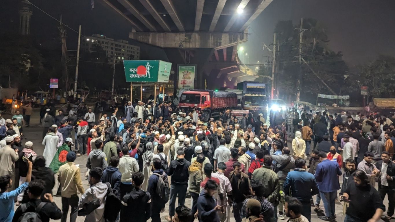 2 cops among 4 injured in clash outside Indian Assistant High Commission in Ctg