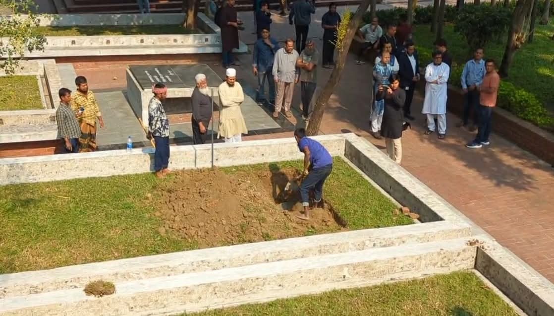 Grave of Hadi prepared beside poet Kazi Nazrul Islam’s tomb